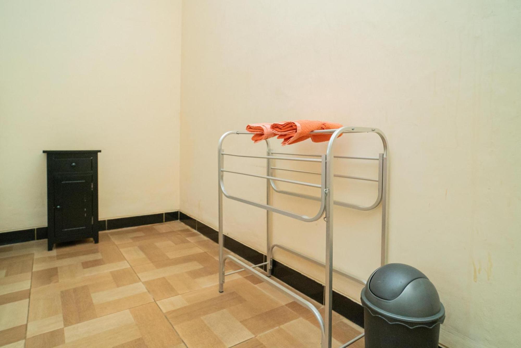 Reddoorz @ Panglima Sudirman Madiun Hotel Стая снимка
